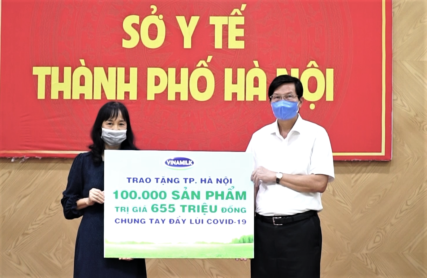 Gần 100.000 sản phẩm, tương đương hơn 655 triệu đồng, đã được Vinamilk trao tặng đại diện Sở Y tế TP. Hà Nội.