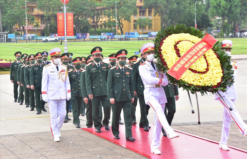 Đoàn đại biểu Quân uỷ Trung ương và Bộ Quốc phòng tưởng niệm Chủ tịch Hồ Chí Minh.