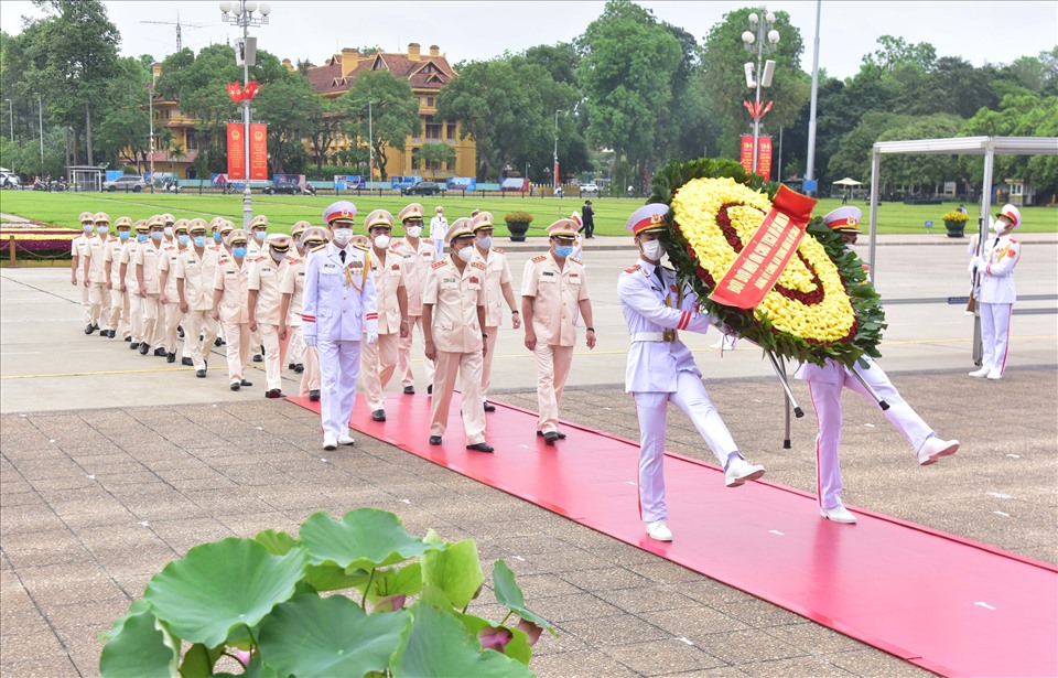 Đoàn đại biểu Đảng uỷ Công an Trung ương và Bộ Công an tưởng niệm Chủ tịch Hồ Chí Minh.