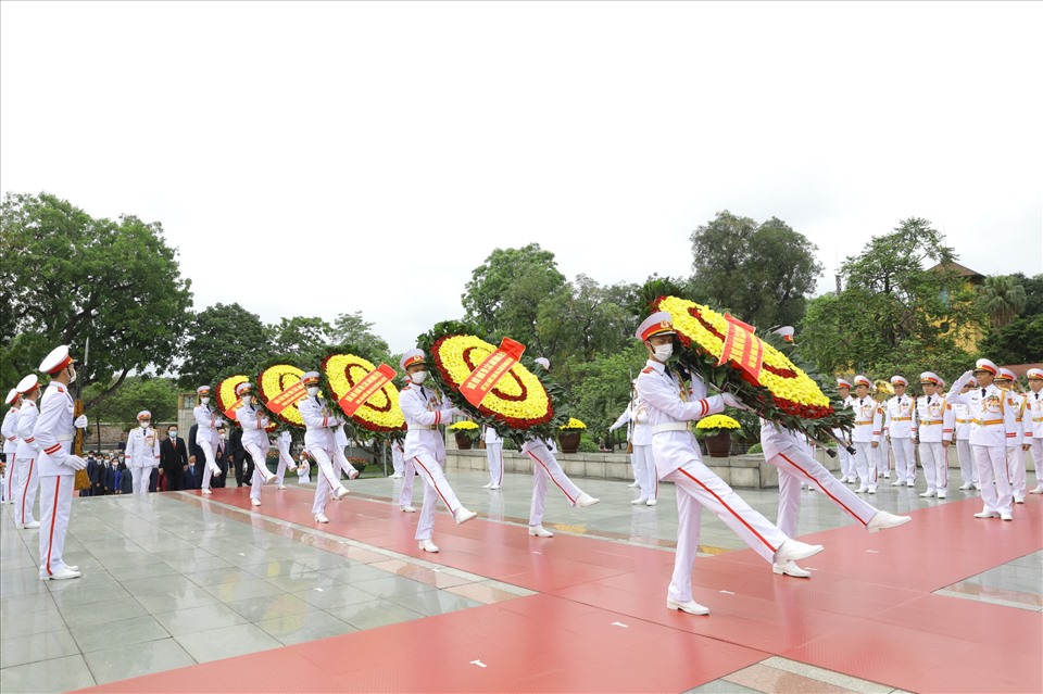 Tiếp đó, đoàn đại biểu lãnh đạo Đảng, Nhà nước đến dâng hương, tưởng niệm các Anh hùng liệt sỹ tại Đài Tưởng niệm các Anh hùng liệt sỹ trên đường Bắc Sơn.