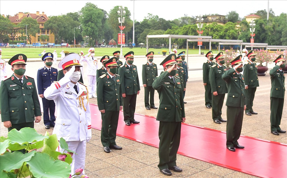 Đoàn đại biểu Quân uỷ Trung ương và Bộ Quốc phòng tưởng niệm Chủ tịch Hồ Chí Minh.