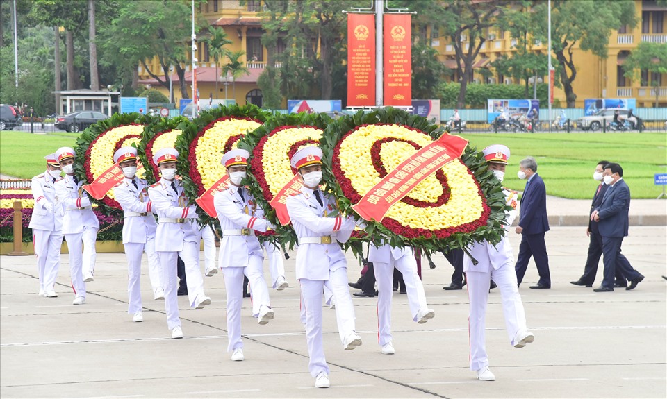 Trước anh linh Chủ tịch Hồ Chí Minh, các lãnh đạo Đảng, Nhà nước thành kính bày tỏ lòng biết ơn vô hạn với công lao của Người đối với sự nghiệp cách mạng vẻ vang của Đảng và dân tộc ta.