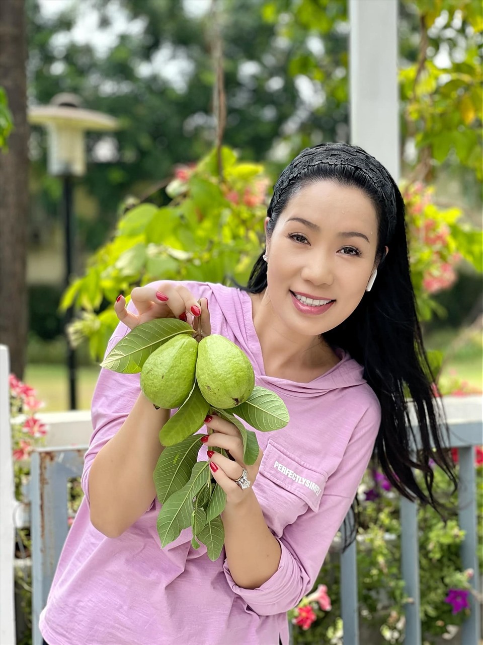 Trịnh Kim Chi cho biết công việc kinh doanh và nghệ thuật khá bận rộn và đôi khi bị stress. Tuy nhiên, nhờ trồng rau và làm vườn, cô được giải tỏa căng thẳng