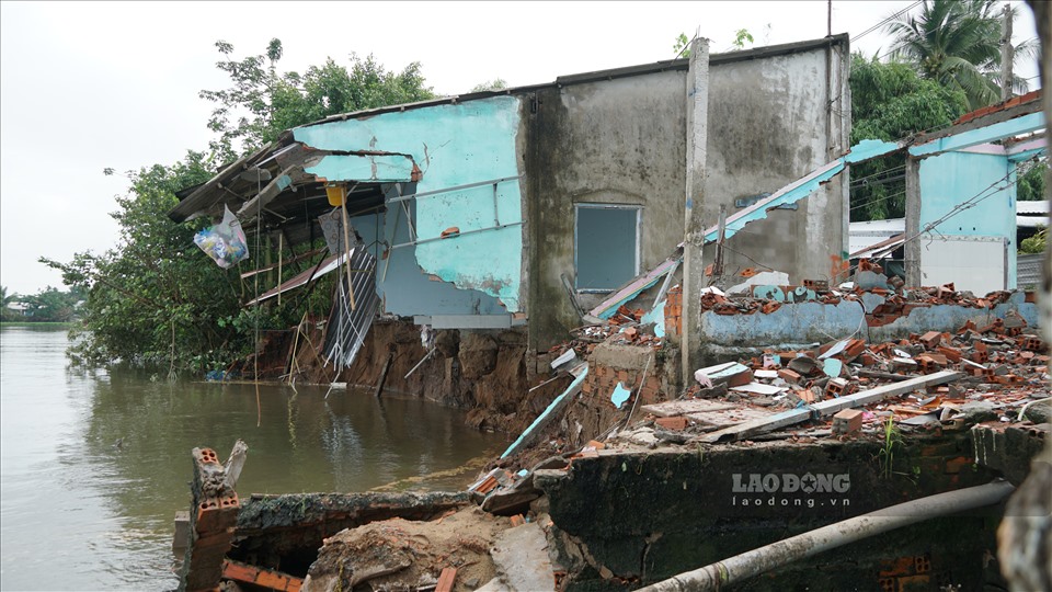 Khoảng 3h ngày 17.5, một vụ sạt lở bờ sông Bến B tại khu vực Phú Thuận, phường Tân Phú, quận Cái Răng làm sụp đổ nhà cửa và hư hỏng tài sản của 2 hộ dân.