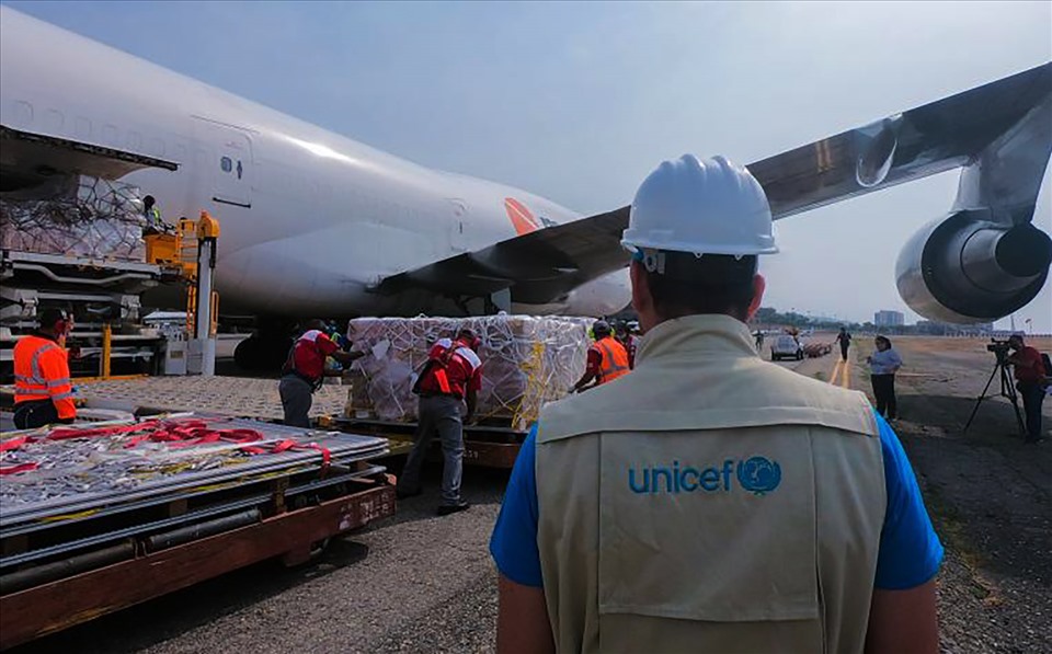 Tổ chức UNICEF đã đưa ra sáng kiến tập hợp các hãng hàng không để vận chuyển vaccine tiêm phòng Covid-19 đến các nước (ảnh: unicef.org)