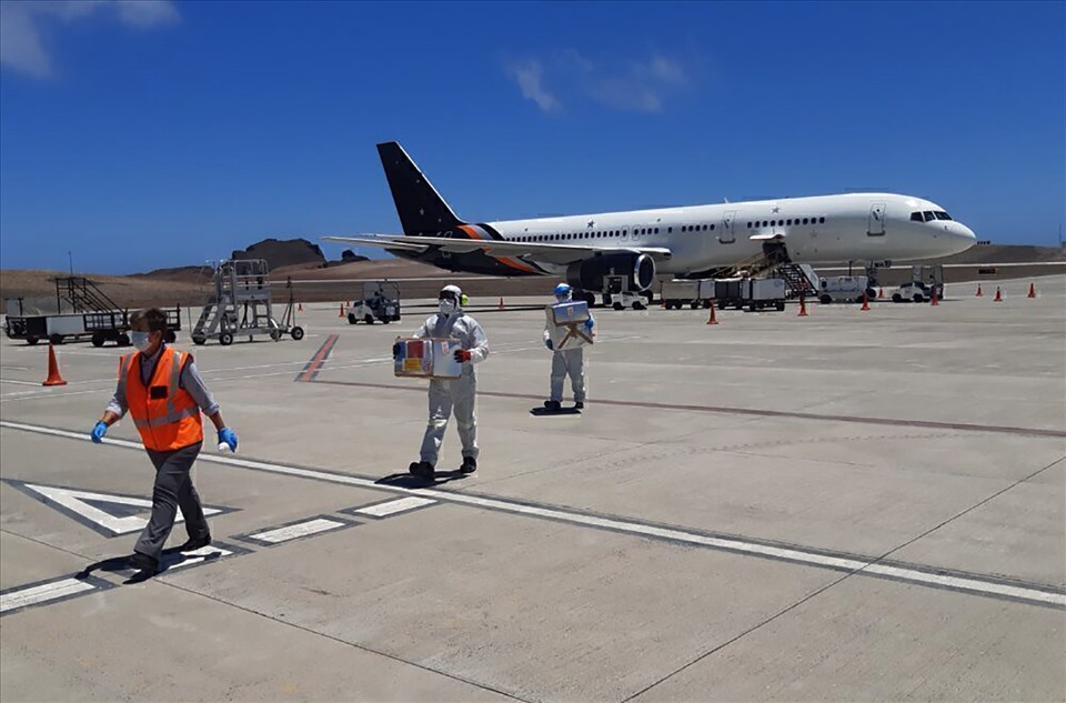 Những lô vaccine phòng COVID-19 được Hãng hàng không Titan Airways chuyển đến người dân đảo  Saint Helena (ảnh: simplyflying.com)