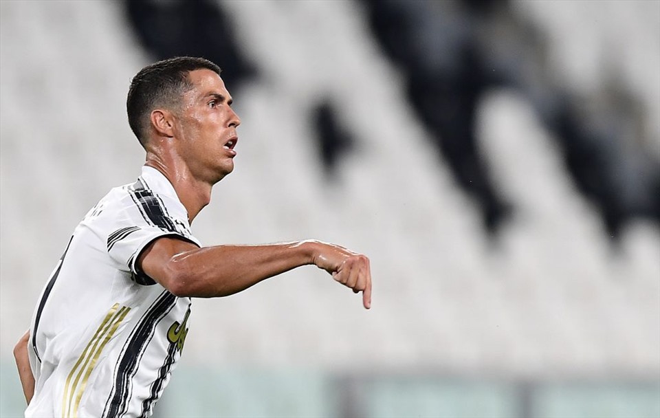 Ronaldo thất vọng với thành tích của Juventus mùa này khi không thể bảo vệ thành công chức vô địch Serie A và bị loại sớm ở Champions League. Ảnh: AFP.