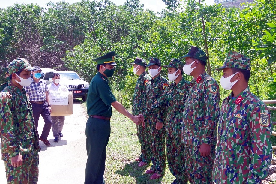 Đại tá Nguyễn Xuân Hoà, Chỉ huy trưởng Bộ chỉ huy BĐBP tỉnh kiểm tra tại chốt Quản lý, bảo vệ biên giới và phòng chống dịch Covid-19 thuộc Đồn biên phòng cửa khẩu A Đớt. Ảnh: Võ Tiến.