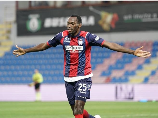 6. Simy (Tiền đạo - Crotone): 20 bàn thắng