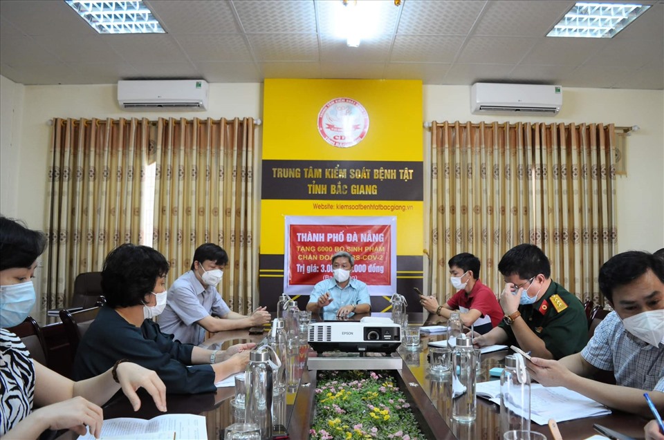 Thứ trưởng họp với các đơn vị tại Bắc Giang. Ảnh: Bộ Y tế