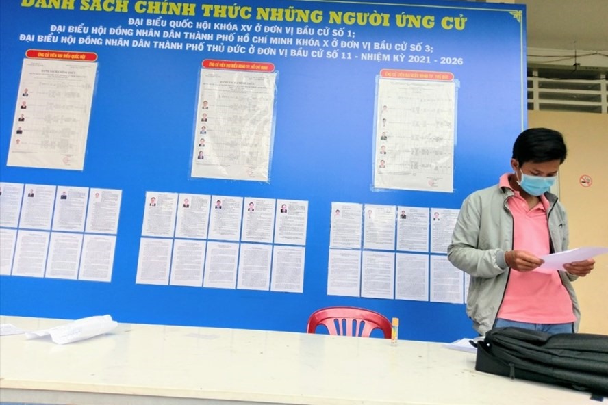 Danh sách ứng viên đại biểu Quốc hội và HĐND TPHCM được niêm yết tại phường Bình Chiểu (Thành phố Thủ Đức, TPHCM). Ảnh: Minh Quân