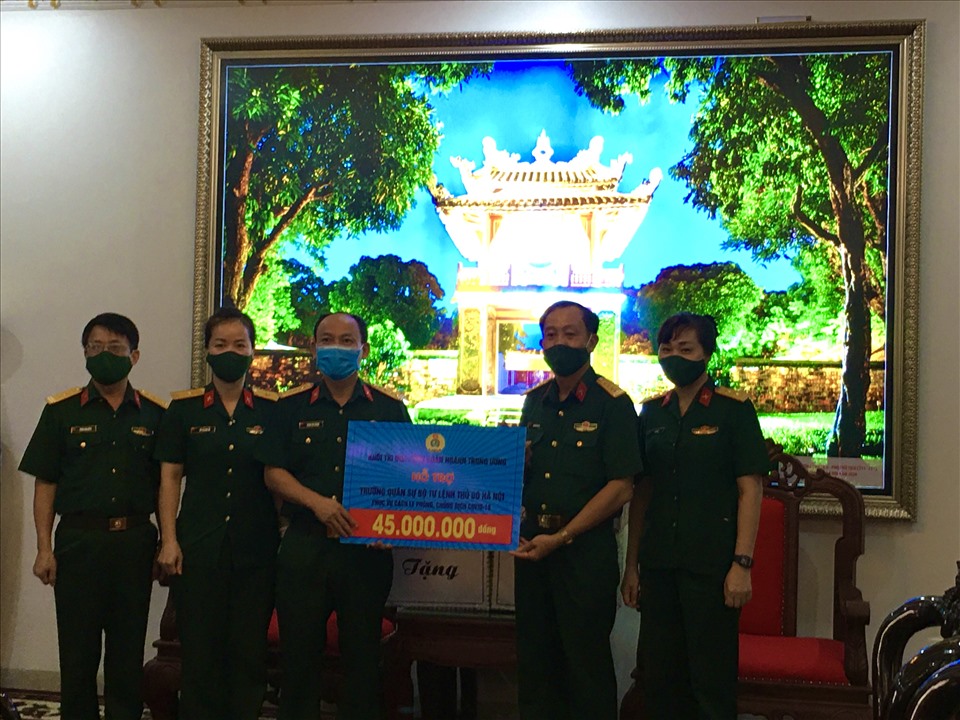 Đại tá Nguyễn Văn Đề (thứ 2 từ phải sang) trao tặng hỗ trợ cho Trường Quân sự (Bộ tư lệnh Thủ đô Hà Nội). Ảnh: Kiều Vũ