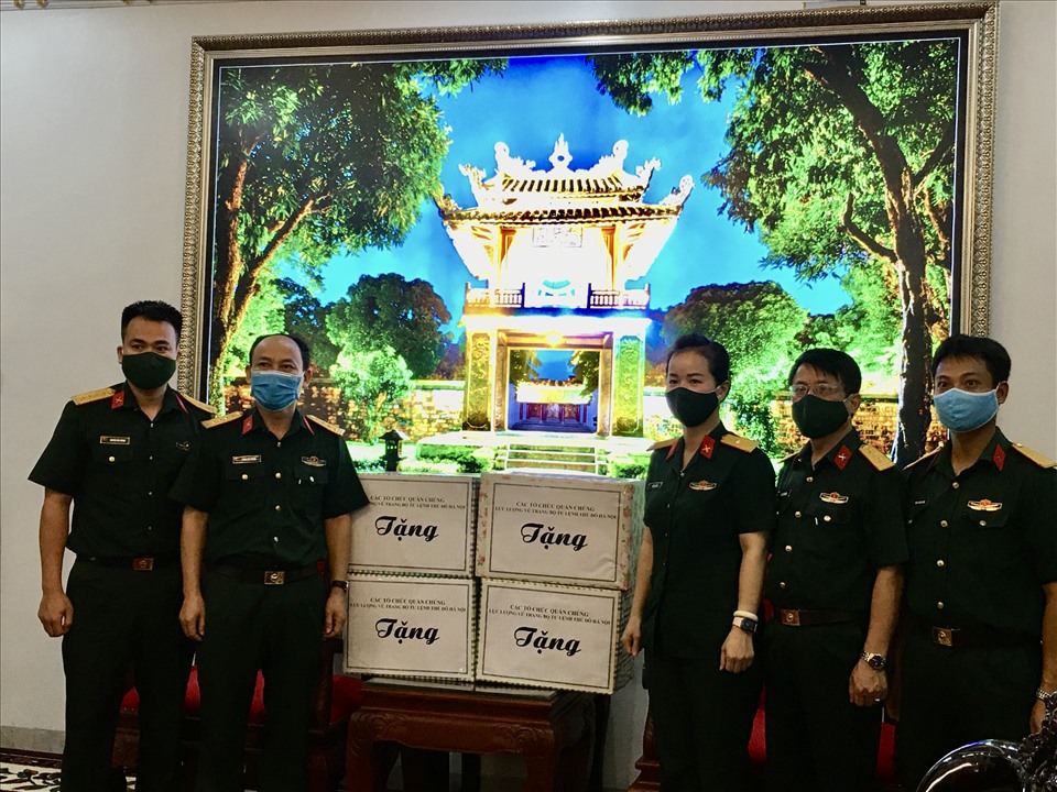 Ban công tác quần chúng Bộ tư lệnh Quân khu Thủ đô Hà Nội tặng quà Trường Quân sự. Ảnh: Kiều Vũ