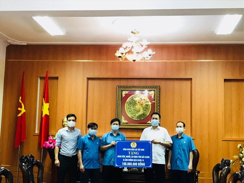 Đại diện Công đoàn Điện lực Việt Nam trao hỗ trợ tới Liên đoàn Lao động tỉnh Bắc Giang. Ảnh: Nguyễn Huyền