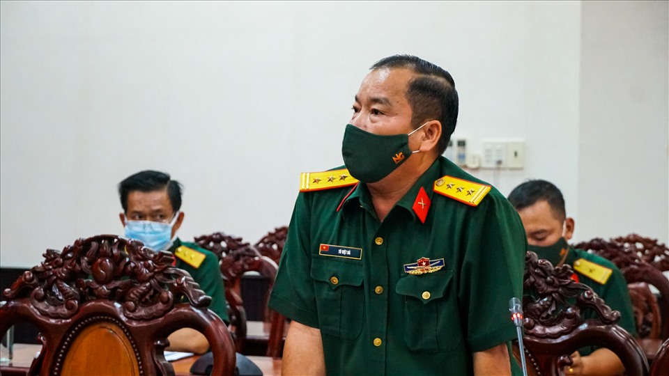 Thượng tá Tô Việt Hà – Phó Chỉ huy trưởng Bộ CHQS tỉnh Sóc Trăng báo cáo về công tác tiếp nhận, quản lý và tổ chức thực hiện cách ly tập trung đối với công dân ở nước ngoài về.