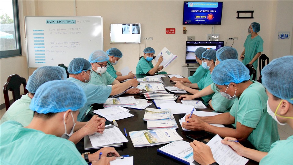 GS Phạm Như Hiệp chủ trì hội chẩn điều trị các bệnh nhân SARS-CoV-2 ở Bệnh viện Trung ương Huế cơ sở 2. Ảnh: BV cung cấp.