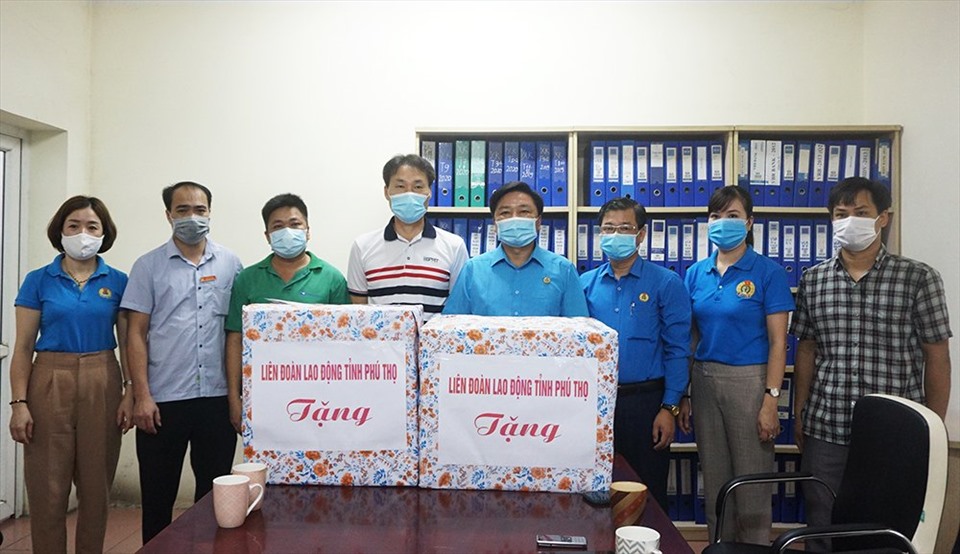 Lãnh đạo LĐLĐ tỉnh trao tặng vật tư y tế cho CĐCS Công ty TNHH Tarpia Vina. Ảnh: Thanh Hoà