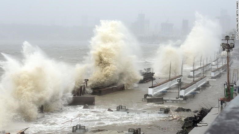 Sóng ập vào bờ biển ở Mumbai vào ngày 17.5 khi cơn bão Tauktae càn quét qua Ấn Độ. Ảnh: AFP