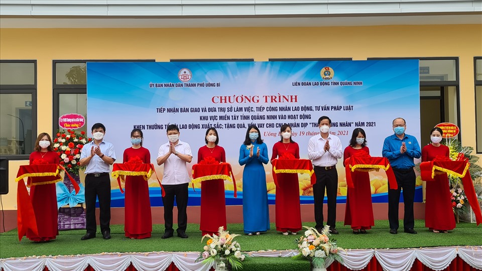 Lãnh đạo LĐLĐ tỉnh Quảng Ninh và thành phố Uông Bí cắt băng đưa vào hoạt động trụ sở Công đoàn khu vực miền tây. Ảnh: T.N.D