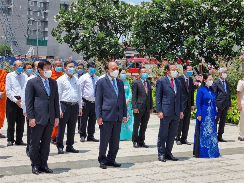 Chủ tịch nước và đoàn lãnh đạo dâng hoa nhân kỷ niệm 131 năm ngày sinh của Bác tại Công viên tượng đài Chủ tịch Hồ Chí Minh. Ảnh: Nam Dương.