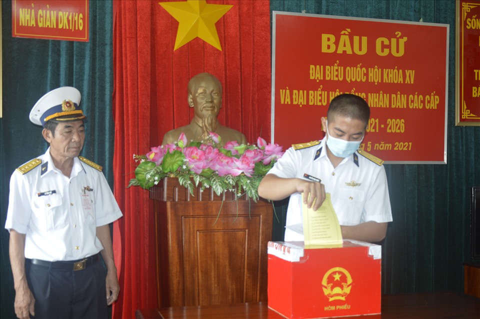 Đại tá Lê Đình Việt chứng kiến Cử tri bỏ phiếu bầu tại Nhà giàn Dk1.16. Ảnh: BTL Vùng 2 Hải quân