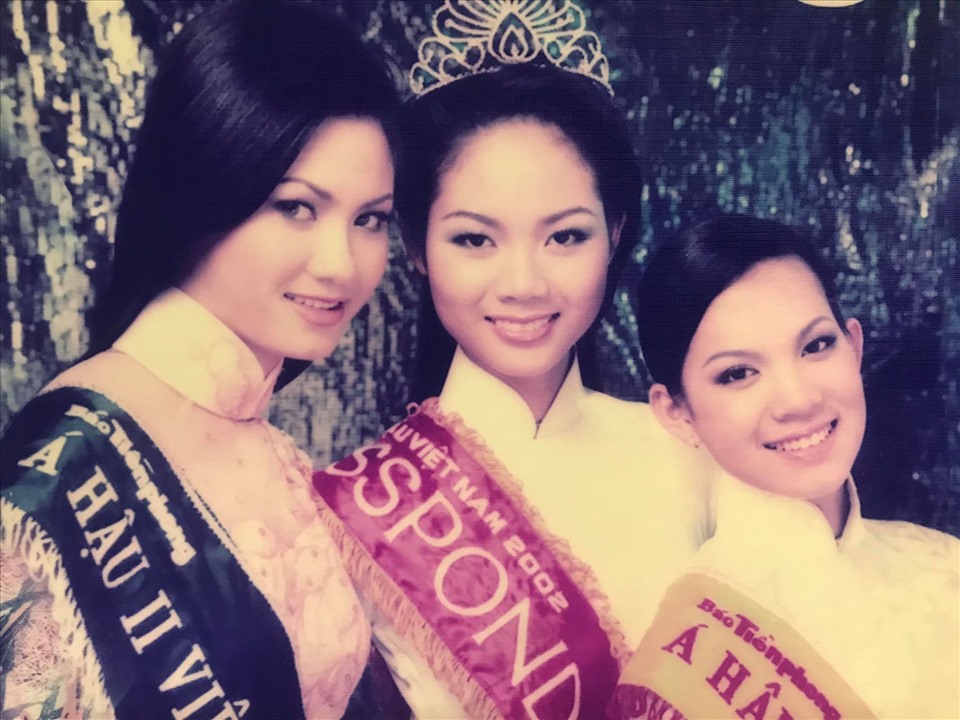 Top 3 Hoa hậu Việt Nam 2002 lúc mới đăng quang. Ảnh:  NVCC.