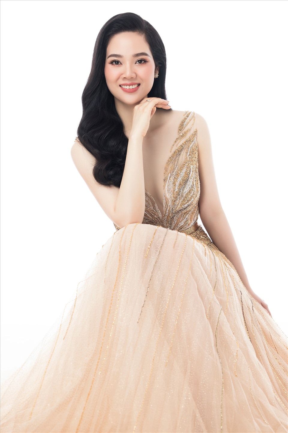 Trong bộ ảnh mới hoa hậu Mai Phương khoe vóc dáng trong các trang phục dạ hội nhấn eo, xẻ tà sâu hay khéo léo khoe vai trần quyến rũ. ẢNh: NVCC.