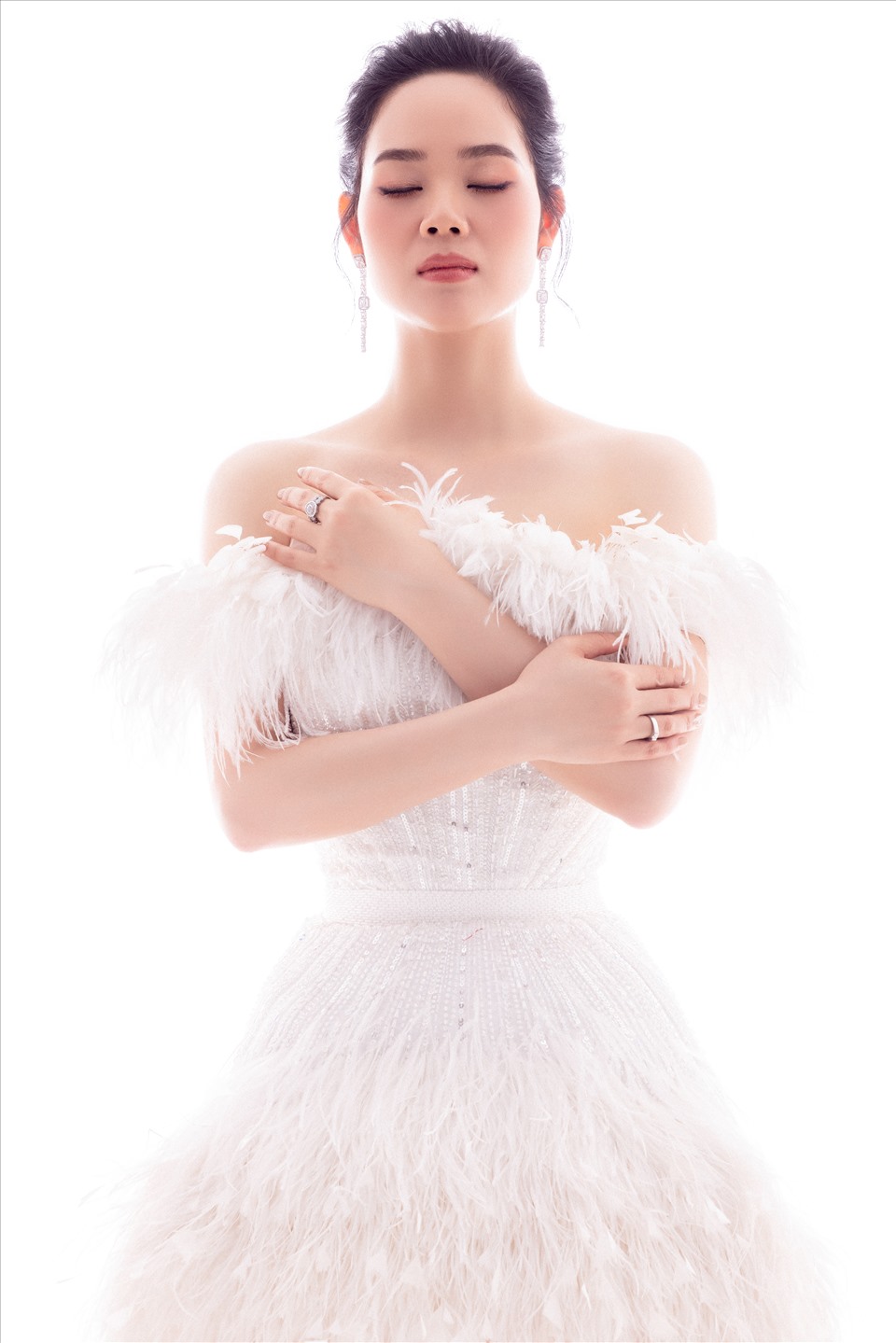 Trong bộ ảnh mới hoa hậu Mai Phương khoe vóc dáng trong các trang phục dạ hội nhấn eo, xẻ tà sâu hay khéo léo khoe vai trần quyến rũ. ẢNh: NVCC.
