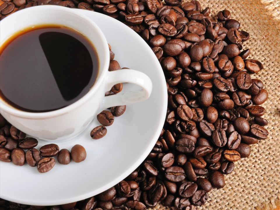 Chất caffeine có trong cà phê và nhiều loại thức uống khác là một trong những nguyên nhân khiến cơ thể mất nước. Ảnh: AFP.