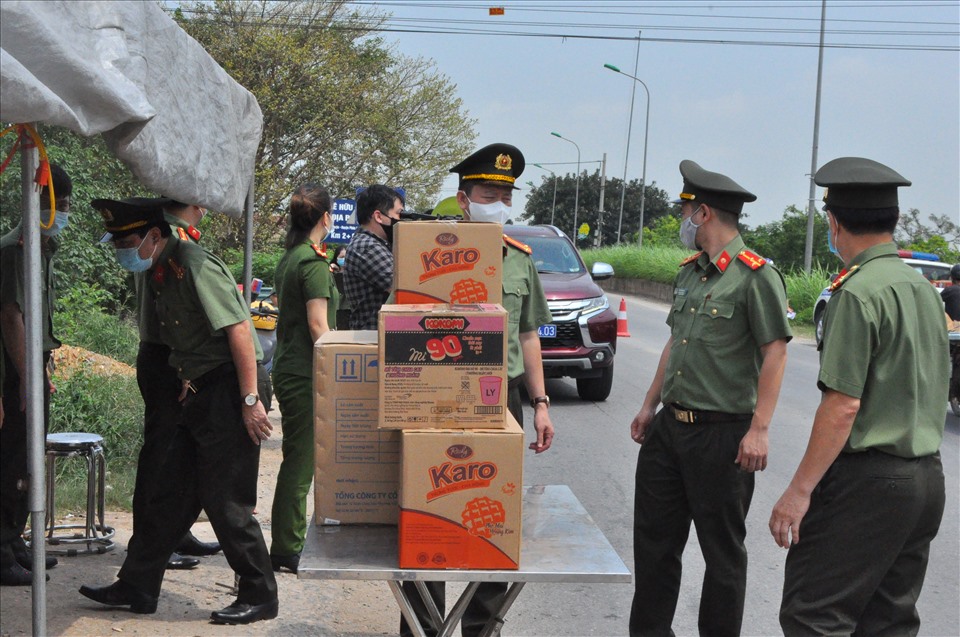 Công đoàn Công an nhân dân tiến hành di chuyển quà tặng đến chốt cách ly COVID-19. Ảnh: Lương Hạnh.