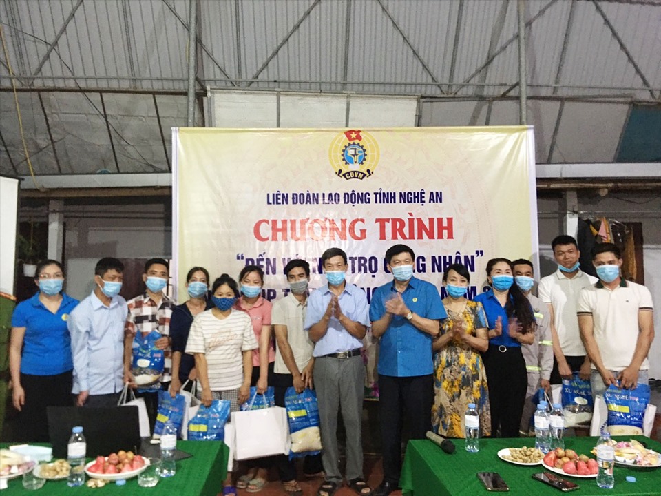Đồng chí Kha Văn Tám - Chủ tịch LĐLĐ tỉnh Nghệ An tặng quà và tuyên truyền bầu cử cho công nhân. Ảnh: Trần Tuyên