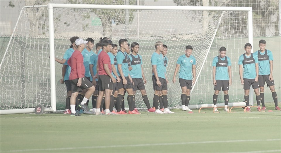 Từ hôm 18.5, tuyển Indonesia tập 2 buổi/ngày, buổi sáng chạy trên biển còn buổi chiều tập chiến thuật tại một sân bóng địa phương. Ở đợt tập trung này, tuyển Indonesia đưa 28 cầu thủ qua UAE, trong đó có 5 cầu thủ đang thi đấu ở nước ngoài.
