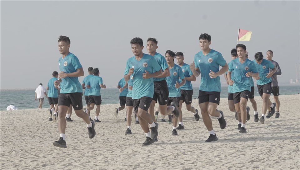 Tuyển Indonesia là đội bóng Đông Nam Á di chuyển đến UAE sớm nhất, để chuẩn bị cho 4 lượt trận còn lại của bảng G, vòng loại World Cup 2022, diễn ra tại UAE từ ngày 31.5 đến 15.6. Đội bóng xứ vạn đảo trải qua hành trình kéo dài 8 giờ, đến Abu Dhabi vào sáng 17.5. Đến chiều cùng ngày, huấn luyện viên Shin Tae-yong lập tức cho các cầu thủ ra bãi biển tập luyện.