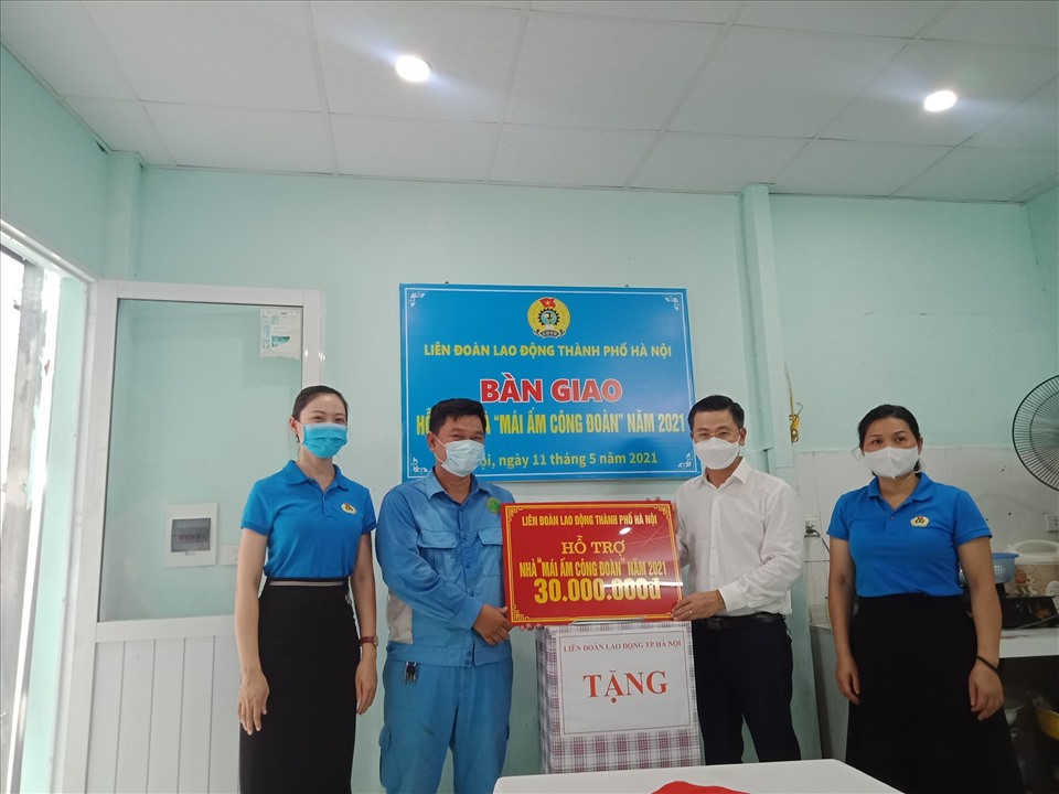 Chủ tịch LĐLĐ Thành phố Hà Nội Nguyễn Phi Thường (thứ 2 từ phải sang) trao hỗ trợ Mái ấm Công đoàn cho đoàn viên Công đoàn. Ảnh: CĐHN