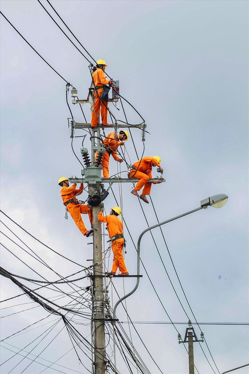 Công nhân của EVNSPC kiểm tra, sửa chữa lưới điện để bảo đảm cung cấp điện cho ngày bầu cử 23.5. Ảnh EVNSPC cung cấp.