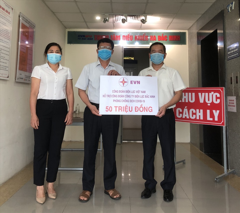 Ông Nguyễn Tuấn Mười - Chủ tịch Công đoàn Điện lực Bắc Ninh trao số tiền hỗ trợ 50 triệu đồng của Công đoàn Điện lực Việt Nam cho đại diện cán bộ, nhân viên. Ảnh: CĐĐL