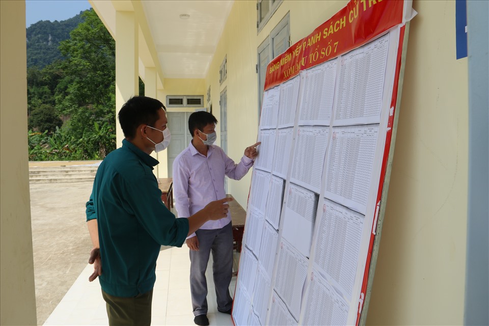 Người dân tìm hiểu thông tin các ứng cử. Ảnh: Minh Nguyễn