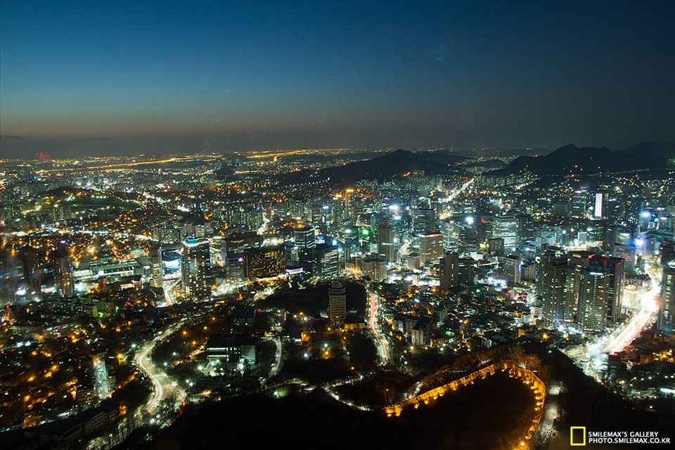 Cảnh đêm ở thủ đô Seoul được chụp từ tháp Namsan. Ảnh: smilemax.tistory.com