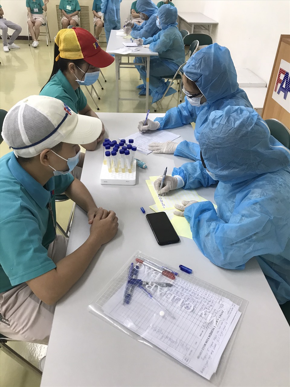 Công nhân Khu chế xuất Tân Thuận chờ lấy mẫu xét nghiệm COVID-19 ngẫu nhiên do Công đoàn các Khu chế xuất & Công nghiệp TPHCM phối hợp với Trung tâm y tế Quận 7 tổ chức. Ảnh Đức Long