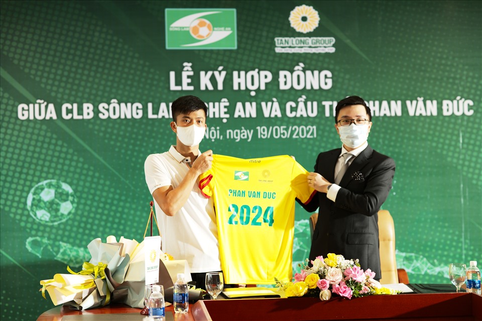 Tiền vệ Phan Văn Đức gia hạn hợp đồng với Sông Lam Nghệ An. Ảnh: SLNA
