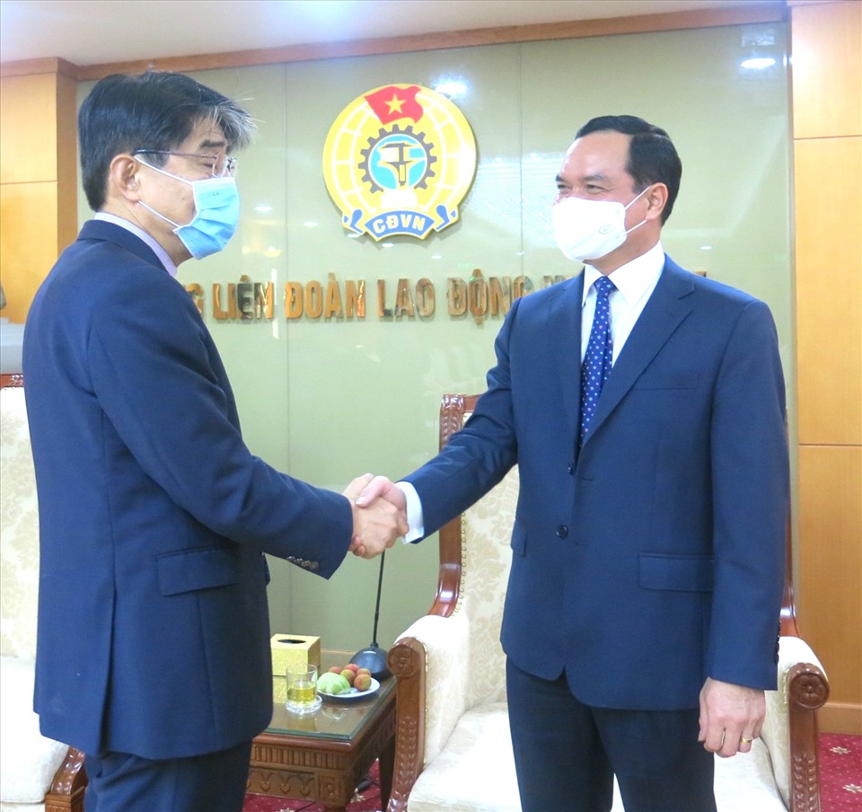 Chủ tịch Tổng LĐLĐVN Nguyễn Đình Khang (bên phải) tiếp ông Chang Hee Lee - Giám đốc văn phòng ILO tại Việt Nam. Ảnh: T.L.Đ