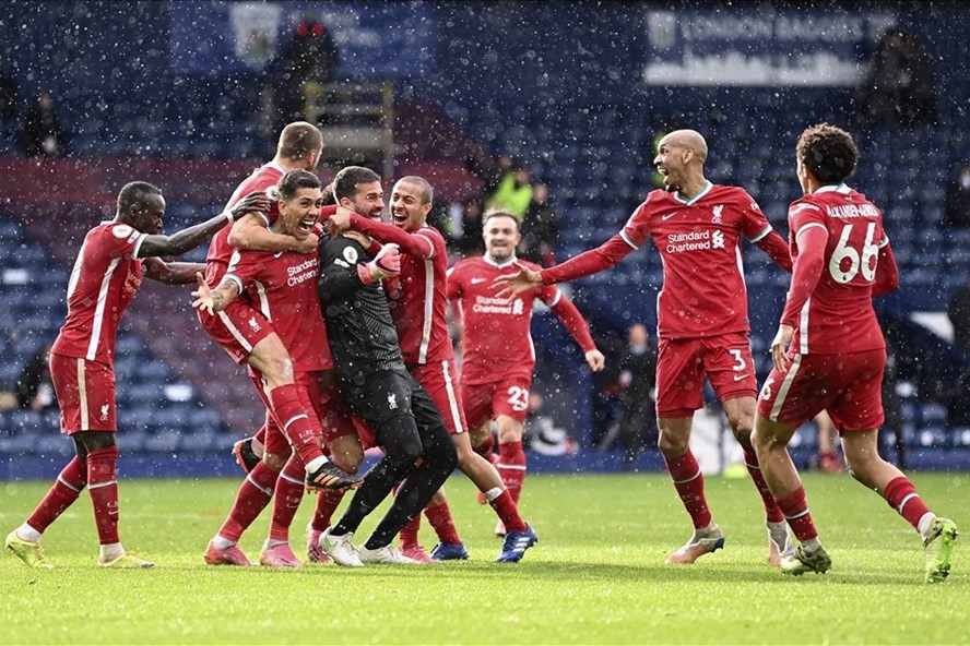 Cả Alisson và Fabinho đều là những trụ cột quan trọng của Liverpool xuyên suốt các mùa giải vừa qua. Ảnh: AFP