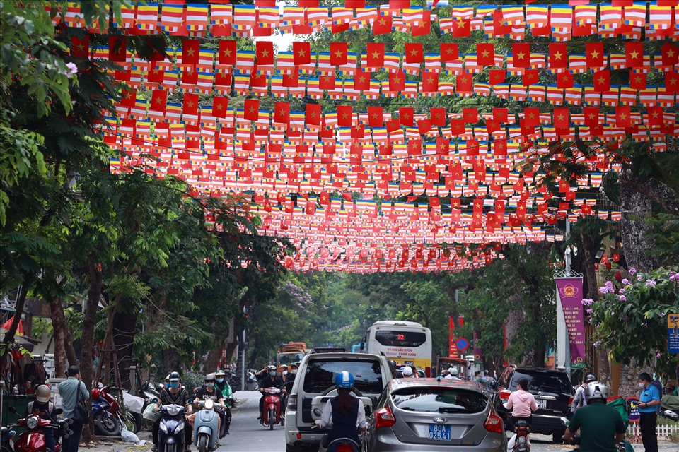 Phố phường Hà Nội được trang trí rực rỡ trước ngày bầu cử.