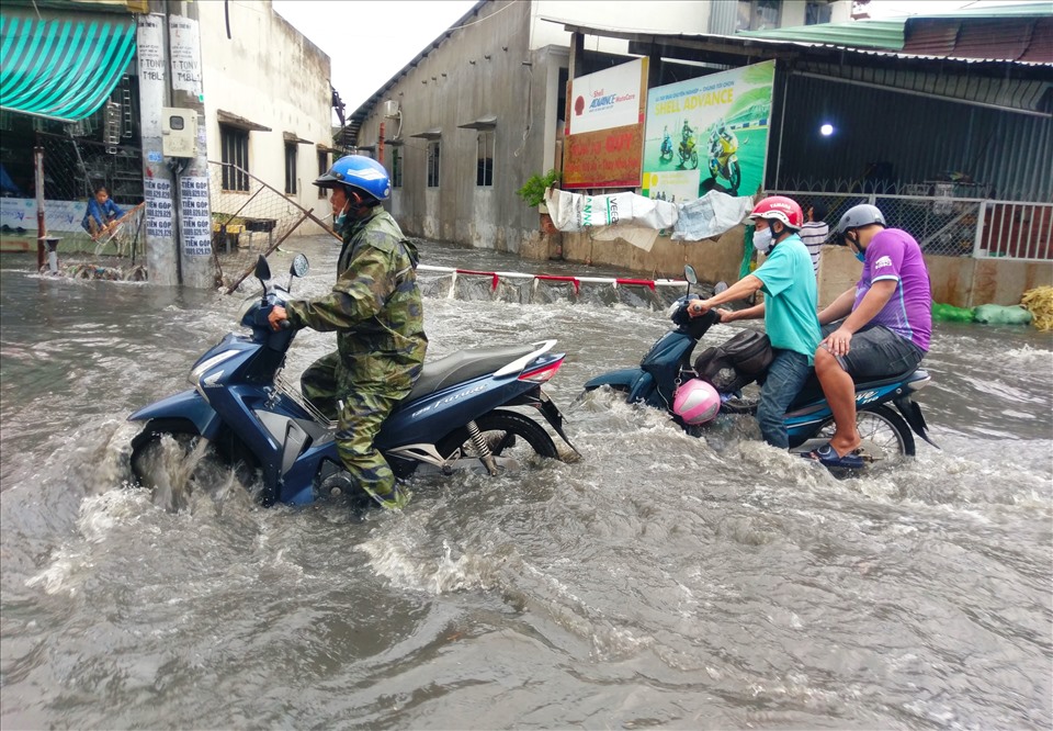 Nước đổ như thác ở đường Tô Ngọc Vân đoạn giao đường Linh Đông khiến hàng loạt xe máy chao đảo. “Nhiều năm nay, con đường này cứ mưa là ngập” - anh Mạnh, người dân trong khu vực cho biết.