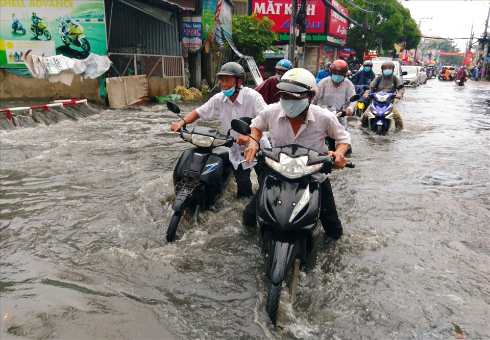 Khoảng một km đường Tô Ngọc Vân, đoạn qua phường Linh Đông nước ngập sâu 30- 50 cm, chảy cuồn cuộn.