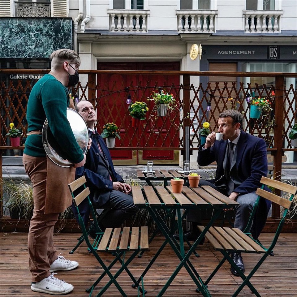 “Chúng tôi đã ở đây !” - Tổng thống và Thủ tướng Pháp uống cà phê ngoài trời gần điện Élysée trong ngày đầu quá trình dỡ bỏ giãn cách do COVID-19 tại Pháp. Ảnh: Facebook Emmanuel Macron