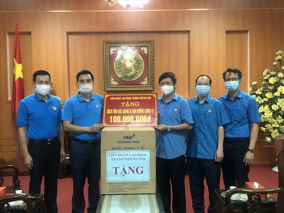 LĐLĐ Thành phố Hà Nội trao hỗ trợ tại LĐLĐ tỉnh Bắc Giang. Ảnh: CĐHN