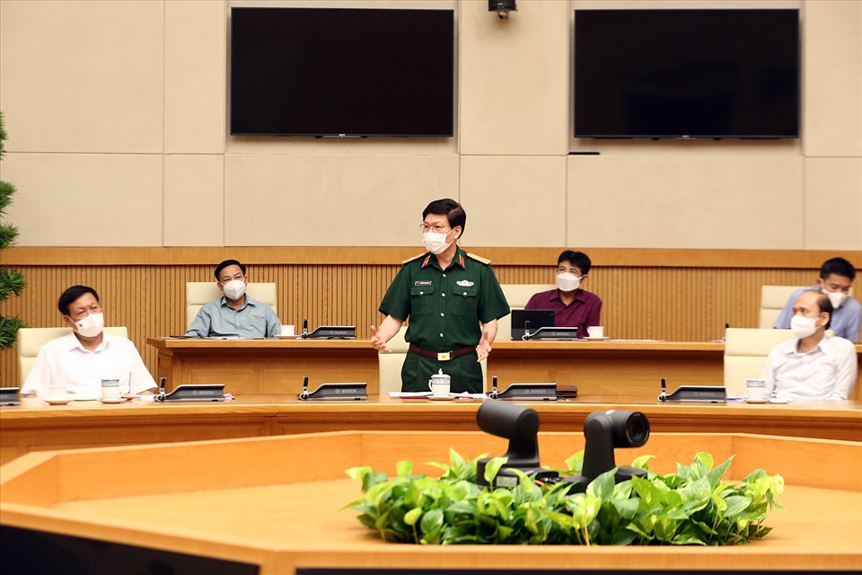 Thiếu tướng Nguyễn Xuân Kiên, Cục trưởng Cục Quân y (Bộ Quốc phòng) cho rằng cần kết hợp các loại xét nghiệm khác nhau đối với người nhập cảnh. Ảnh: VGP/Đình Nam