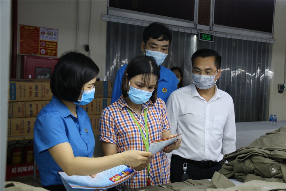 Cán bộ công đoàn huyện Quỳnh Phụ tuyên truyền công tác bầu cử tại công ty cổ phần TMSX công nghiệp Tràng An. Ảnh Bá Mạnh