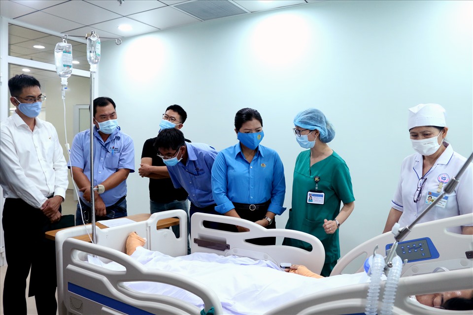 Phó Chủ tịch LĐLĐ tỉnh Kiên Giang Nguyễn Thị Hoàn Xuân cùng đoàn công tác thăm công nhân bị tai nạn lao động. Ảnh: LT